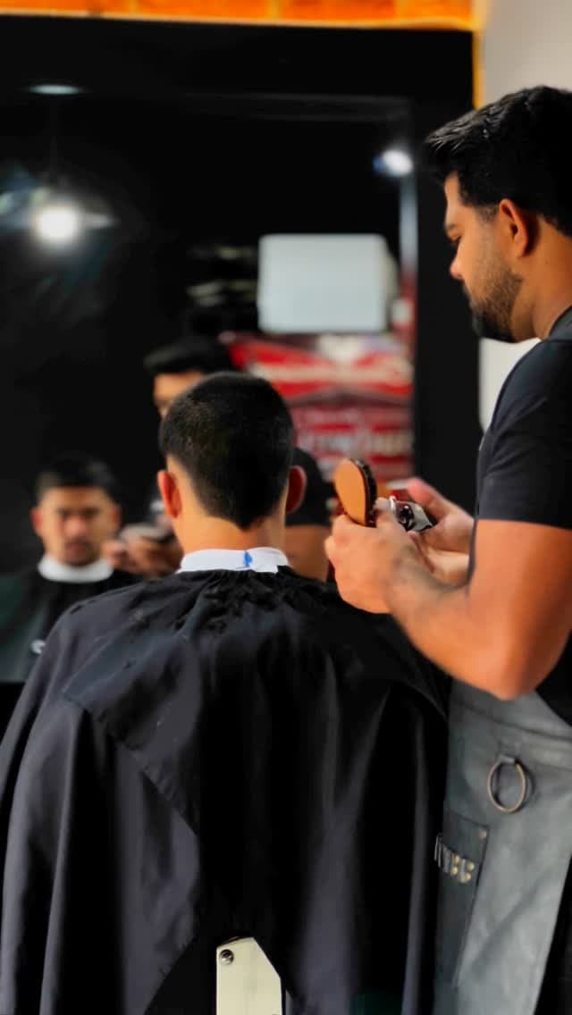 Barbeiro da Alpha Men finalizando o corte de um cliente